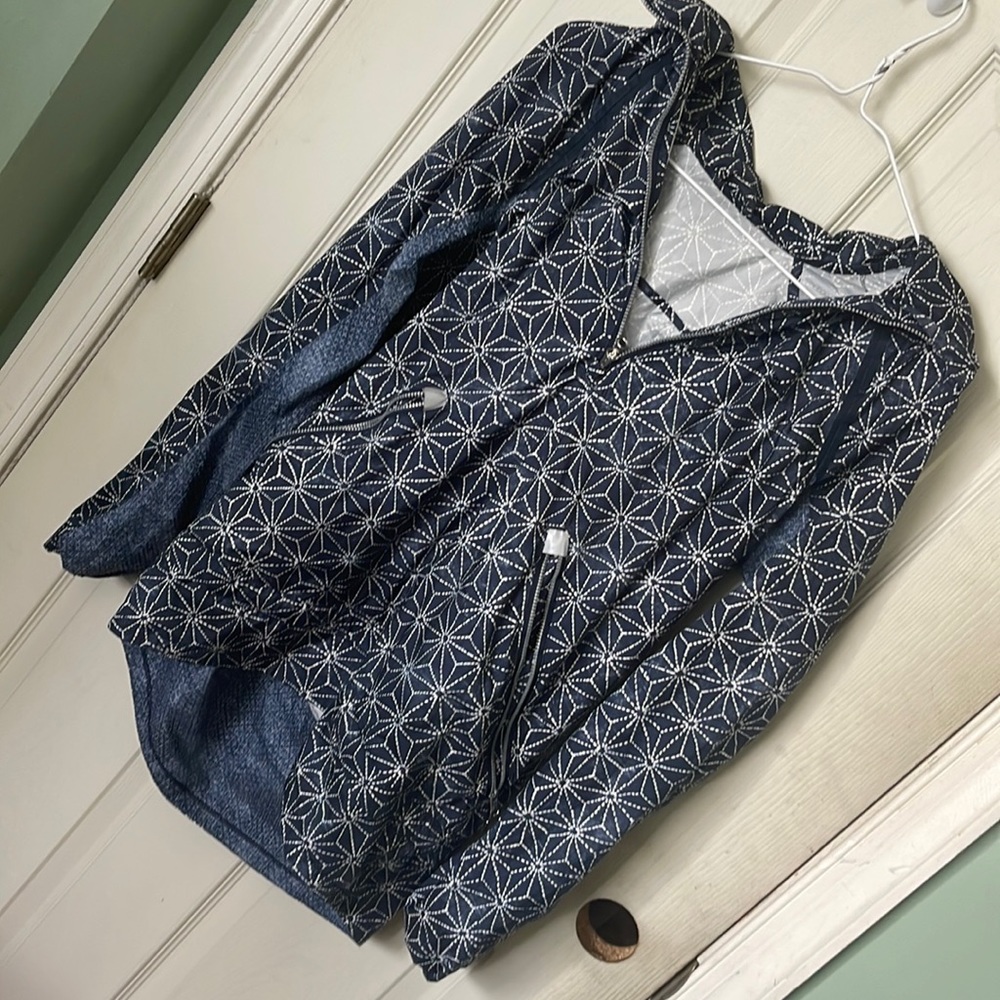 Lululemon windbreaker size 6